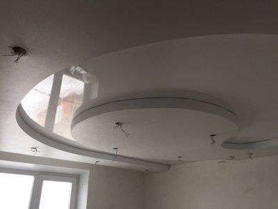 Двухуровневые натяжные потолки в Саратове