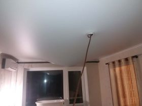 Слив воды с натяжного потолка, шлангом.