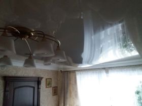 Груша от воды на глянцевом натяжном потолке