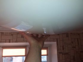 Спуск воды с глянцевого натяжного потолка